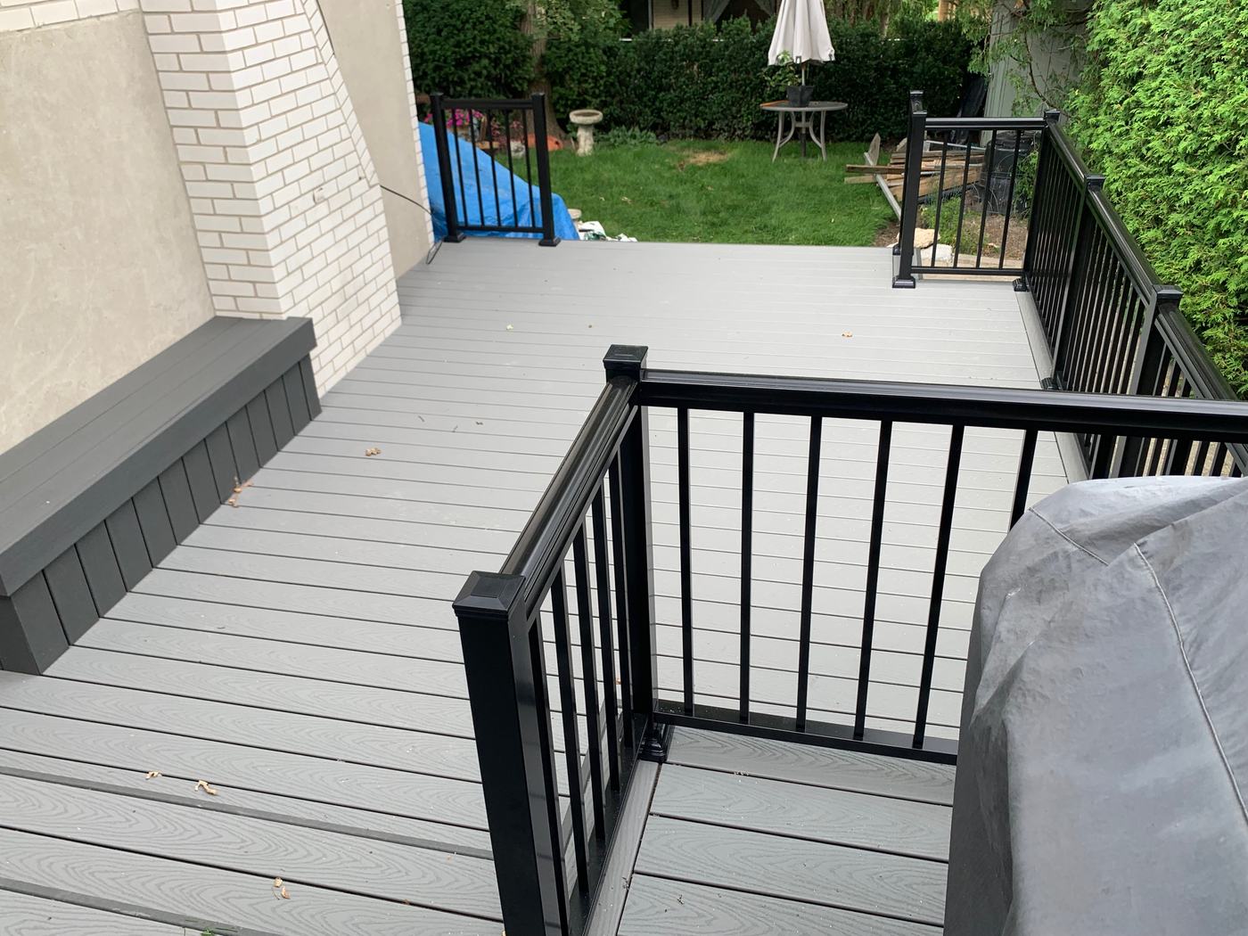 Composite deck corner detail with black aluminum railing