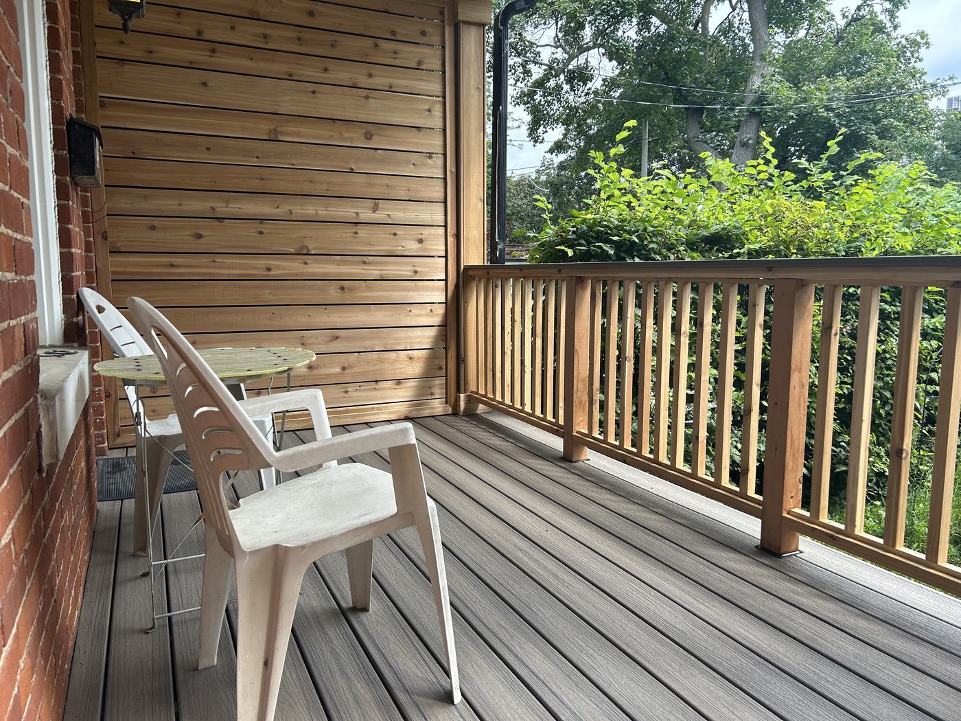 Composite deck corner with cedar privacy wall