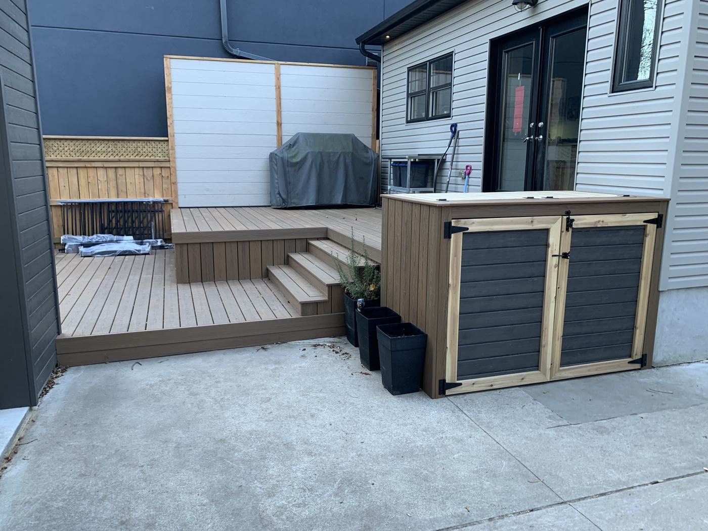 Modern composite deck with white accent privacy wall